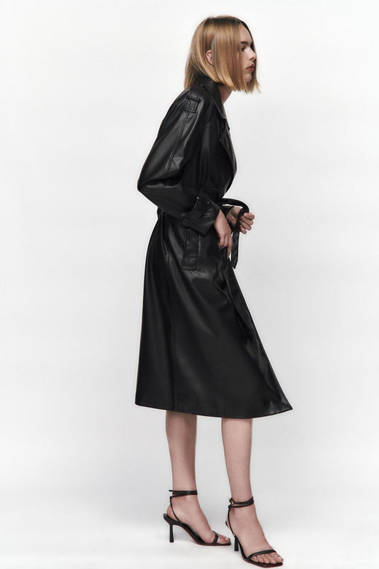 Amira | Trench coat en simili cuir ceinturé – Silhouette affirmée